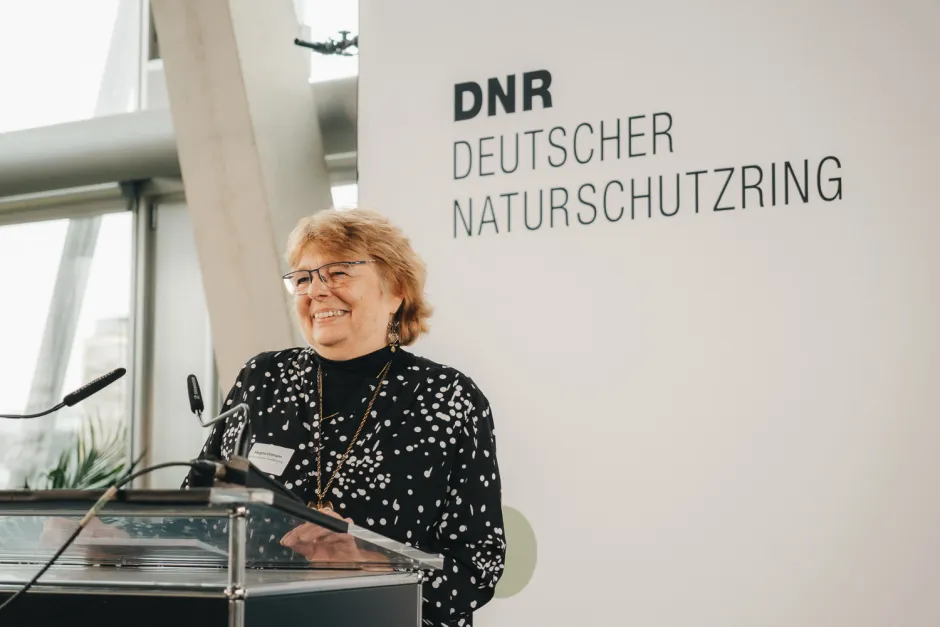 Margita Dilhmann (DNR-Rechnungsprüferin) auf dem Podium